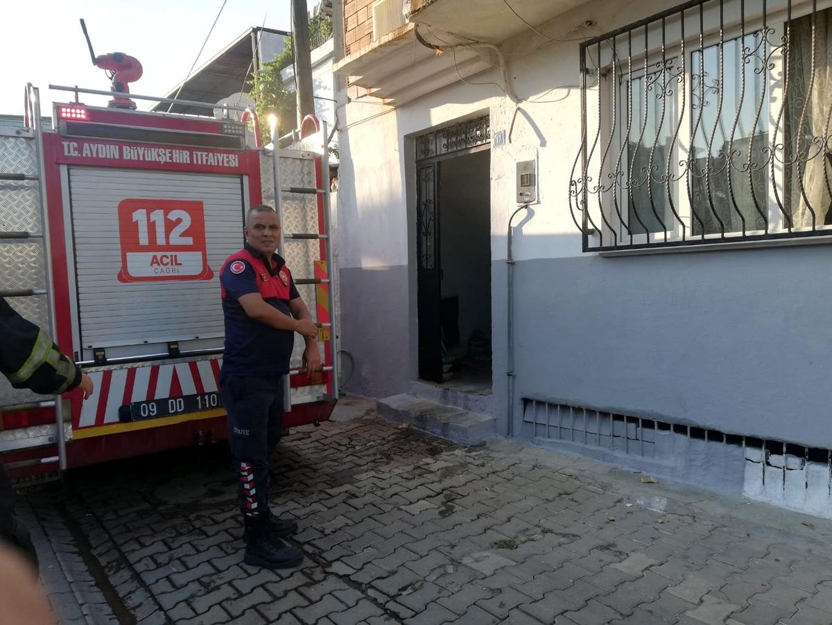 Ocakta unutulan yemek evi yakıyordu