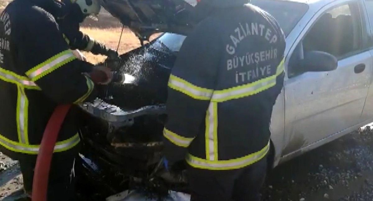 Otomobili kül olmaktan itfaiye kurtardı