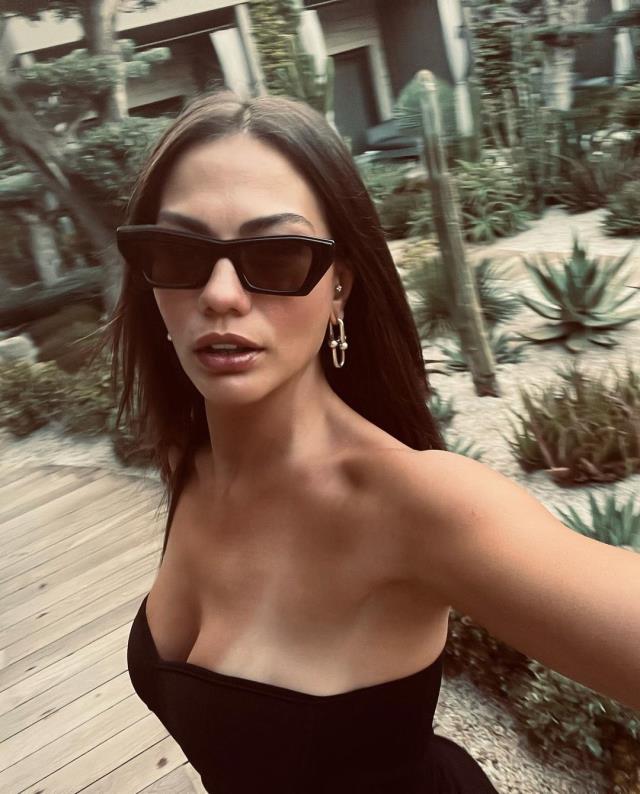 Oyuncu Demet Özdemir'in parlak bluzunun 41 bin TL olduğu ortaya çıktı Oyuncu Demet Özdemir'in parlak bluzunun 41 bin TL olduğu ortaya çıktı