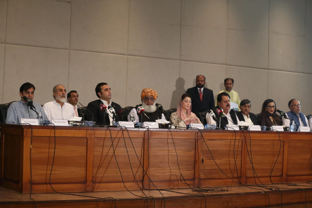 Pakistan\'da koalisyon hükümetinden yargıya "tarafsızlık" eleştirisi