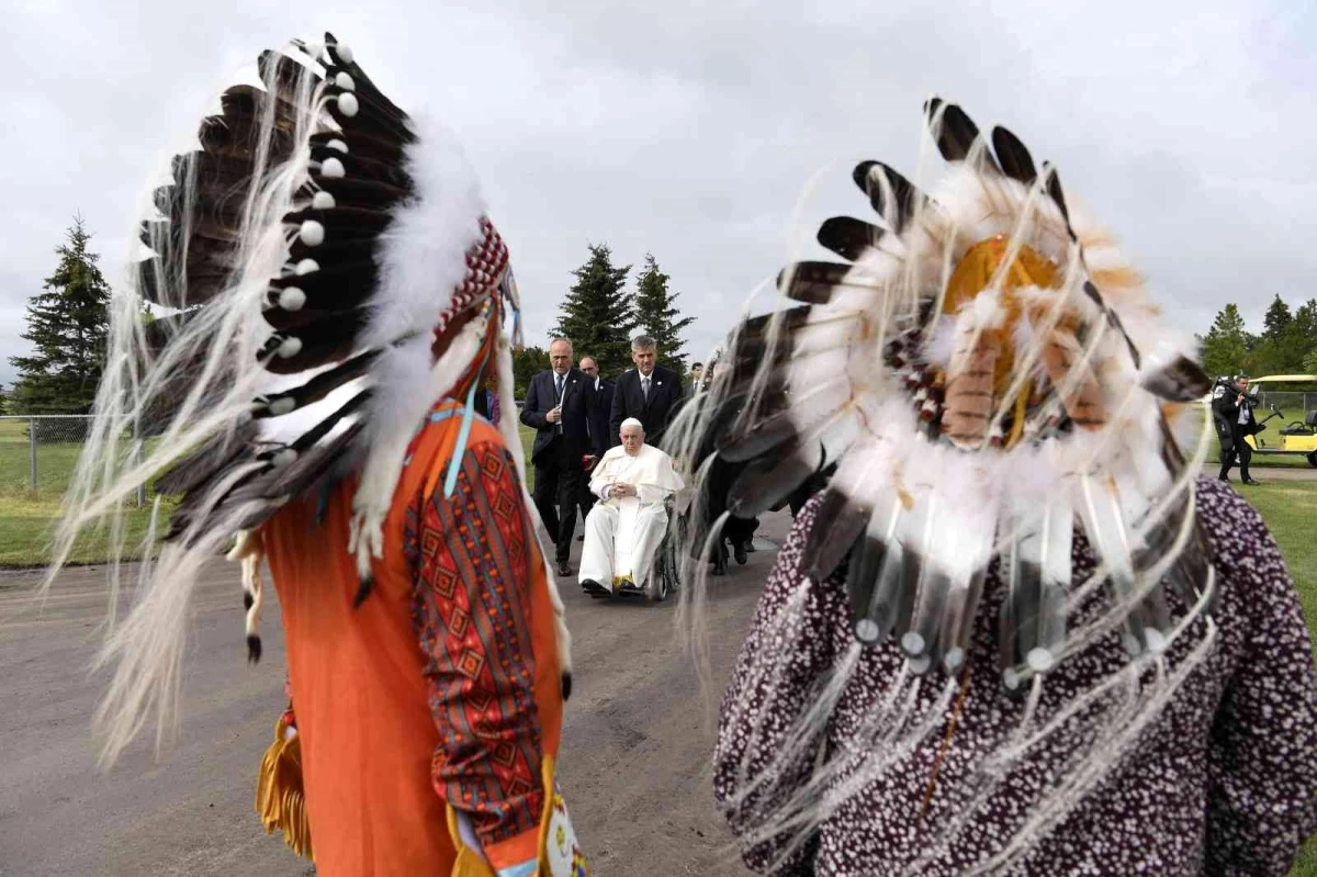 Papa Francis yatılı okullardaki suistimalleri için Kanada\'da yerlilerden özür diledi