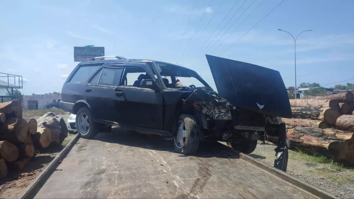 Sakarya\'da tomruklara çarpan otomobildeki 3 kişi yaralandı