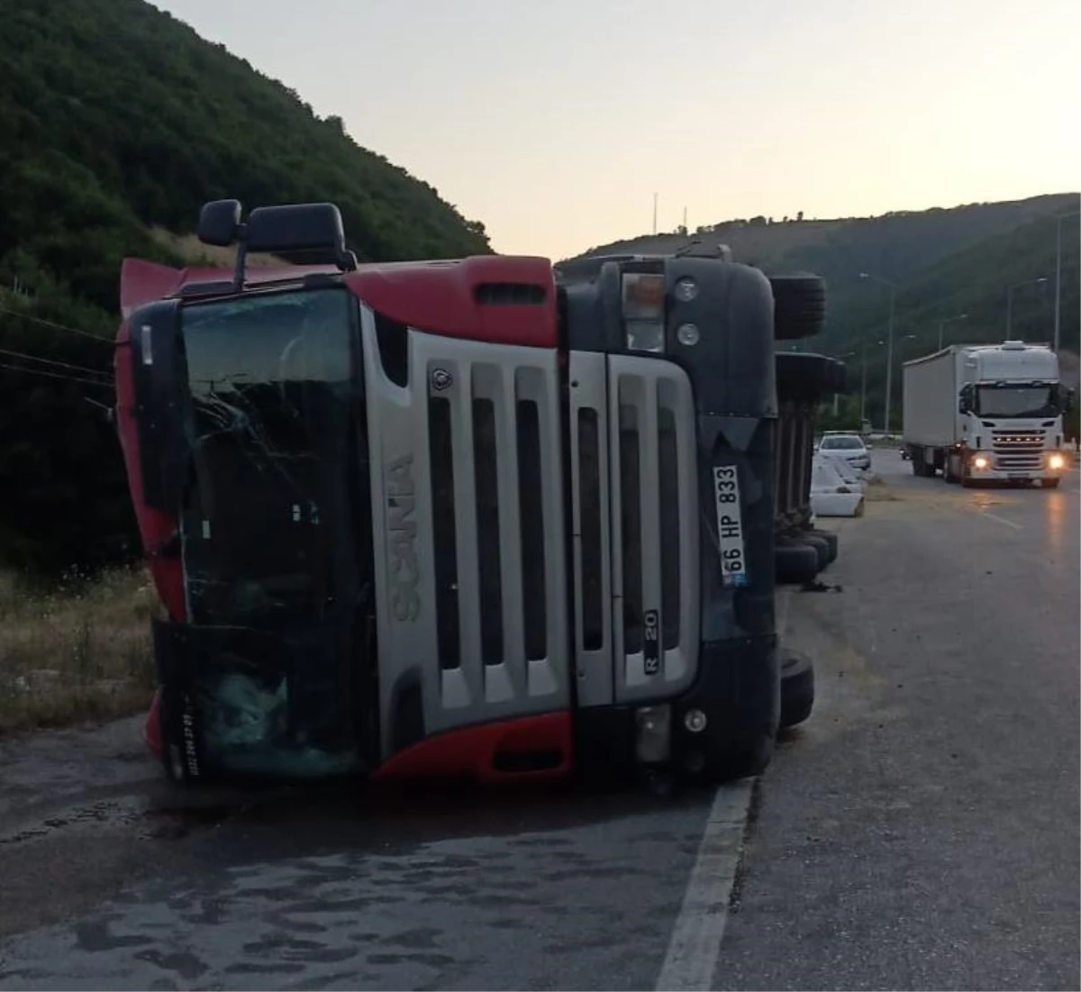 Samsun\'da saman yüklü tırın devrilmesi sonucu bir kişi yaralandı