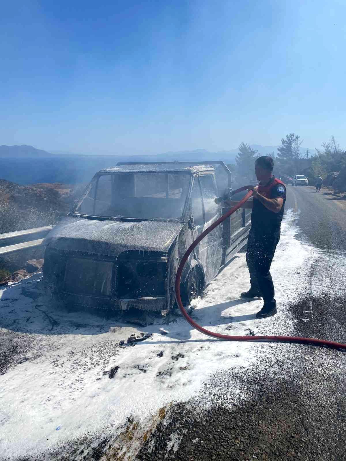 Seyir halindeki kamyonet yandı