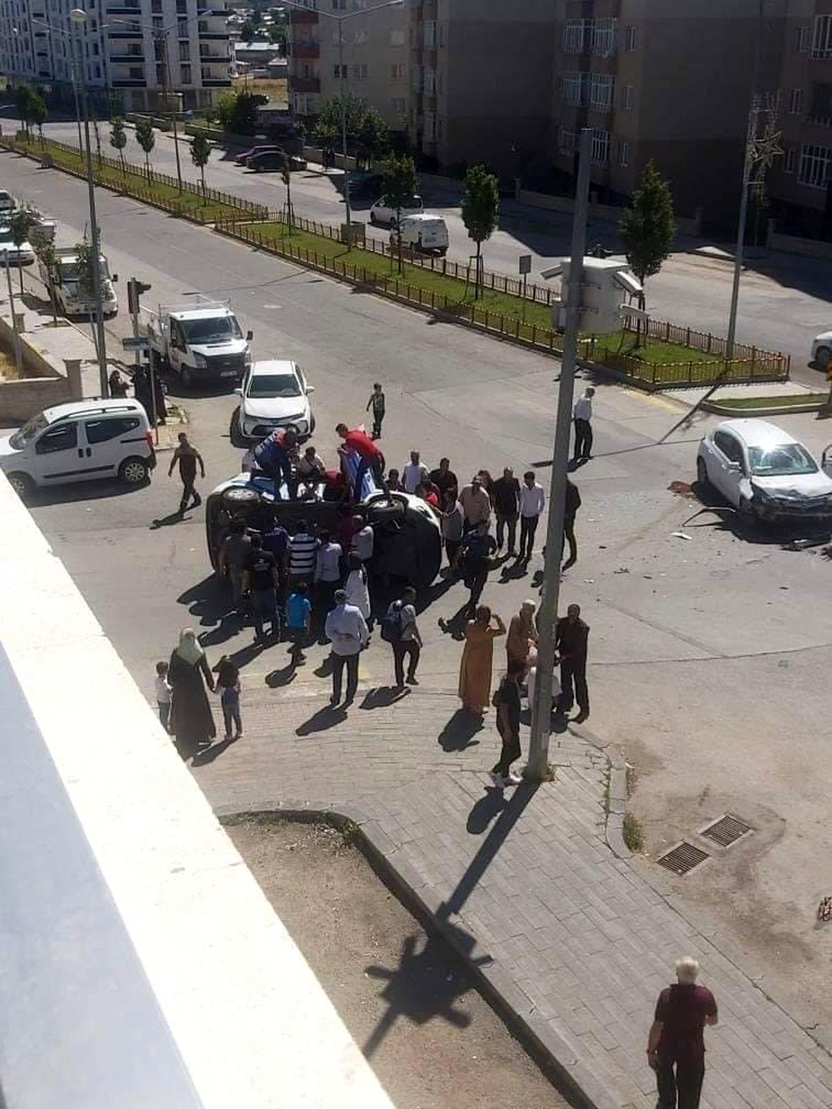 Sivil araç ile çarpışıp yan yatan polis aracına ilk müdahale vatandaşlardan geldi