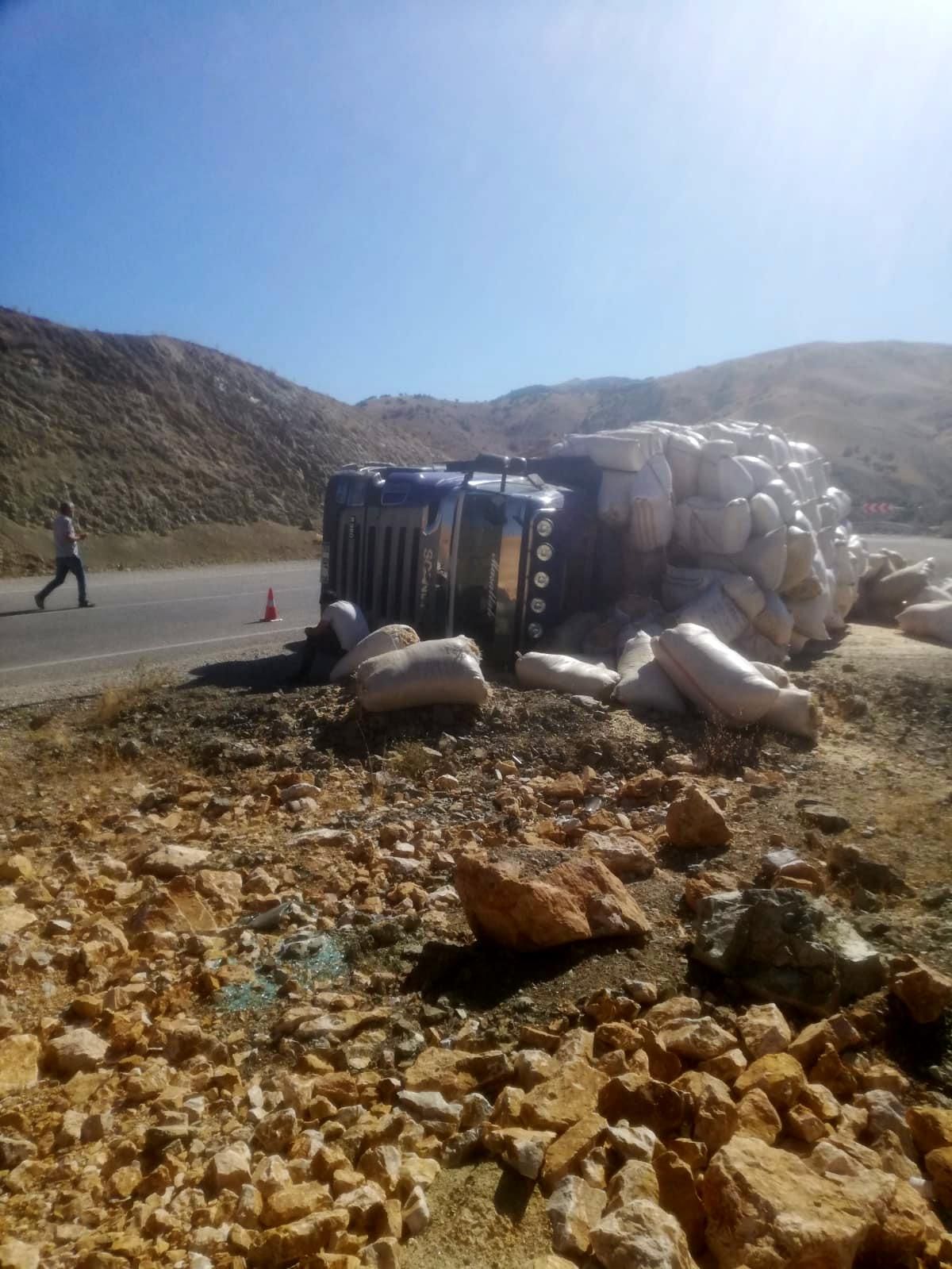 Tunceli\'de saman yüklü tır devrildi: 1 yaralı