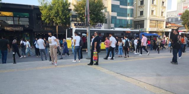 Üsküdar-Çekmeköy metro hattında 1 saatten fazla süren arıza İstanbul'da hayatı felç etti Üsküdar-Çekmeköy metro hattında 1 saatten fazla süren arıza İstanbul'da hayatı felç etti