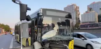 Üsküdar'da İETT otobüsü bariyerlere saplandı