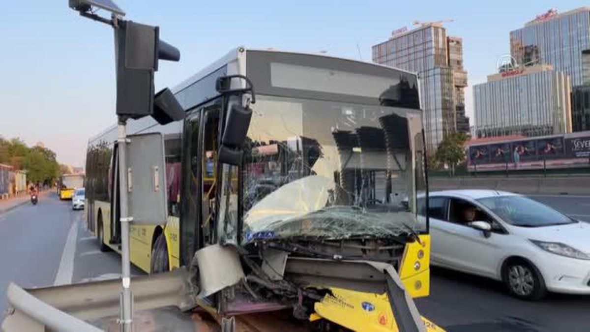 Üsküdar'da İETT otobüsü bariyerlere saplandı