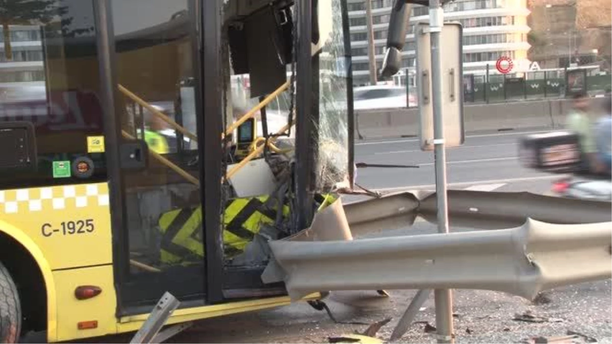 Üsküdar\'da servis aracının sıkıştırdığı İETT otobüsü bariyerlere daldı