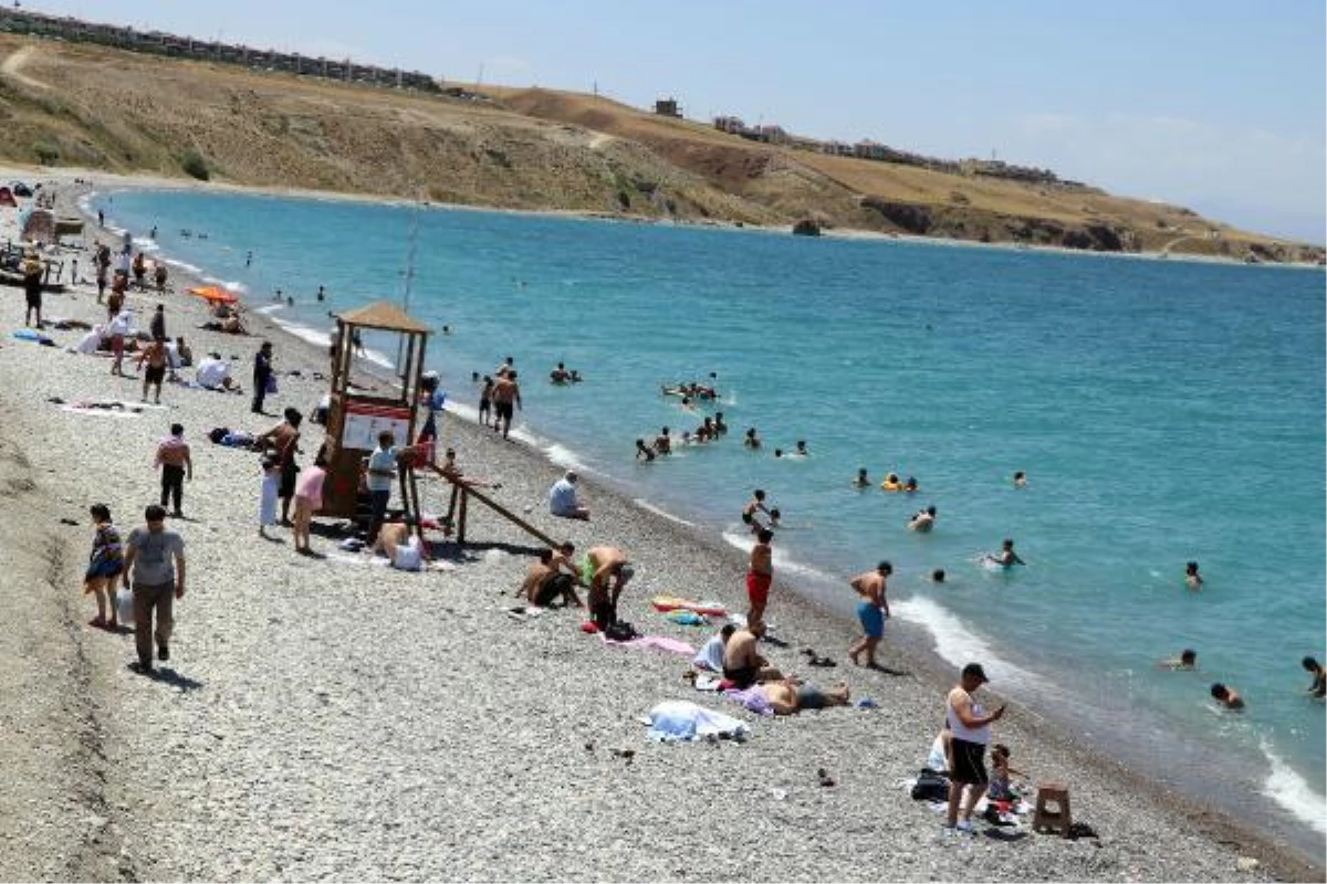 Van\'ın mavi bayraklı plajında yoğunluk