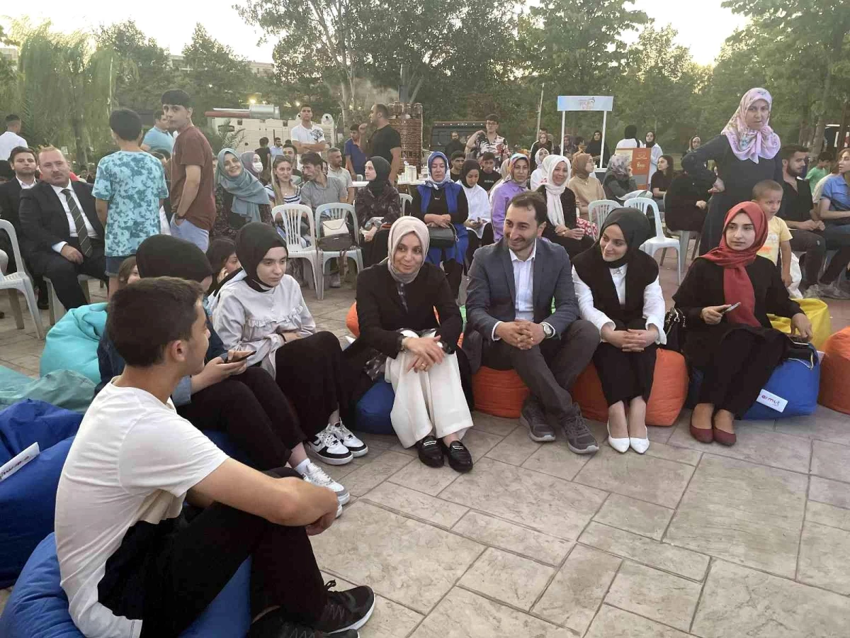 AK Parti Genel Başkan Yardımcısı Leyla Şahin Usta, Esenler\'de gençlerle buluştu