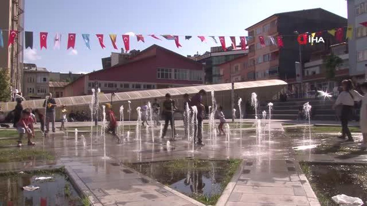Bayburt\'ta kavurucu sıcaklarda çocuklar fıskiyelerle serinledi