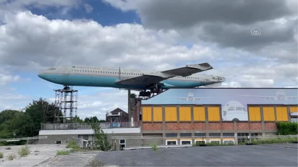 Belçika\'da çatıya yerleştirilen Boeing 707