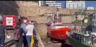 Beyoğlu'nda tersanedeki römorkörde çıkan yangın söndürüldü