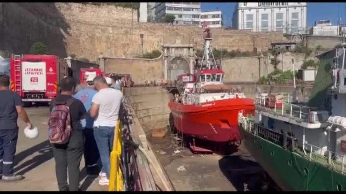 Beyoğlu'nda tersanedeki römorkörde çıkan yangın söndürüldü