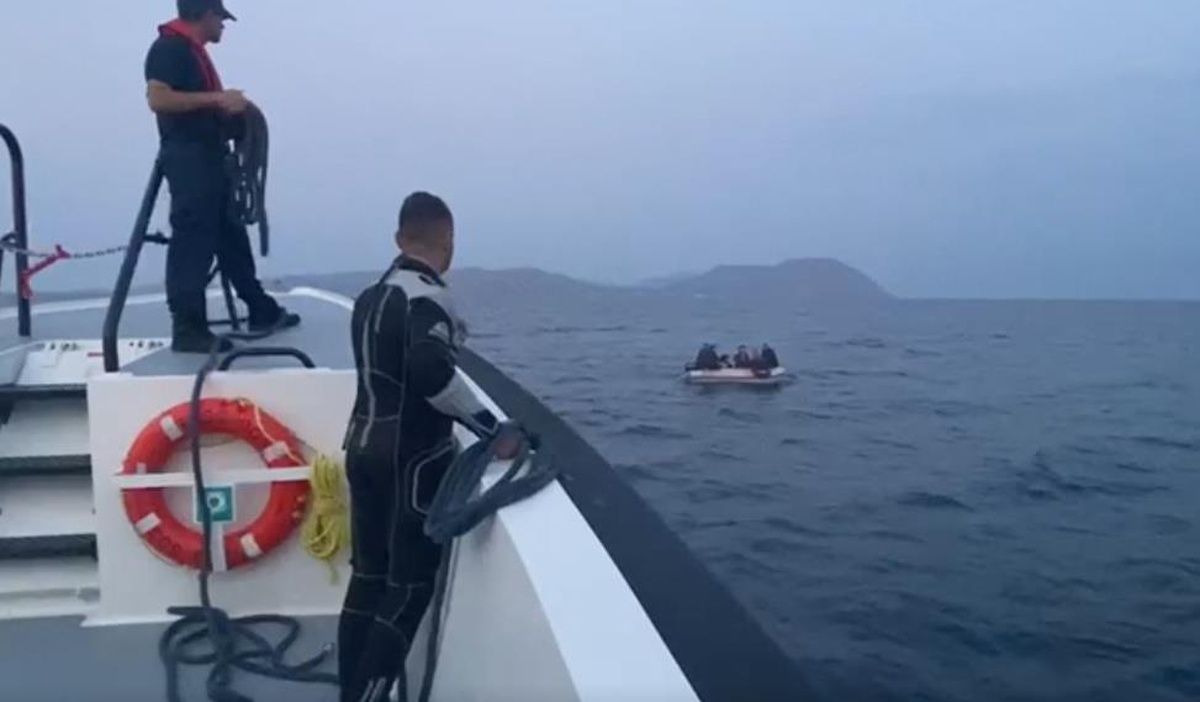 Çanakkale açıklarında 10 düzensiz göçmen kurtarıldı