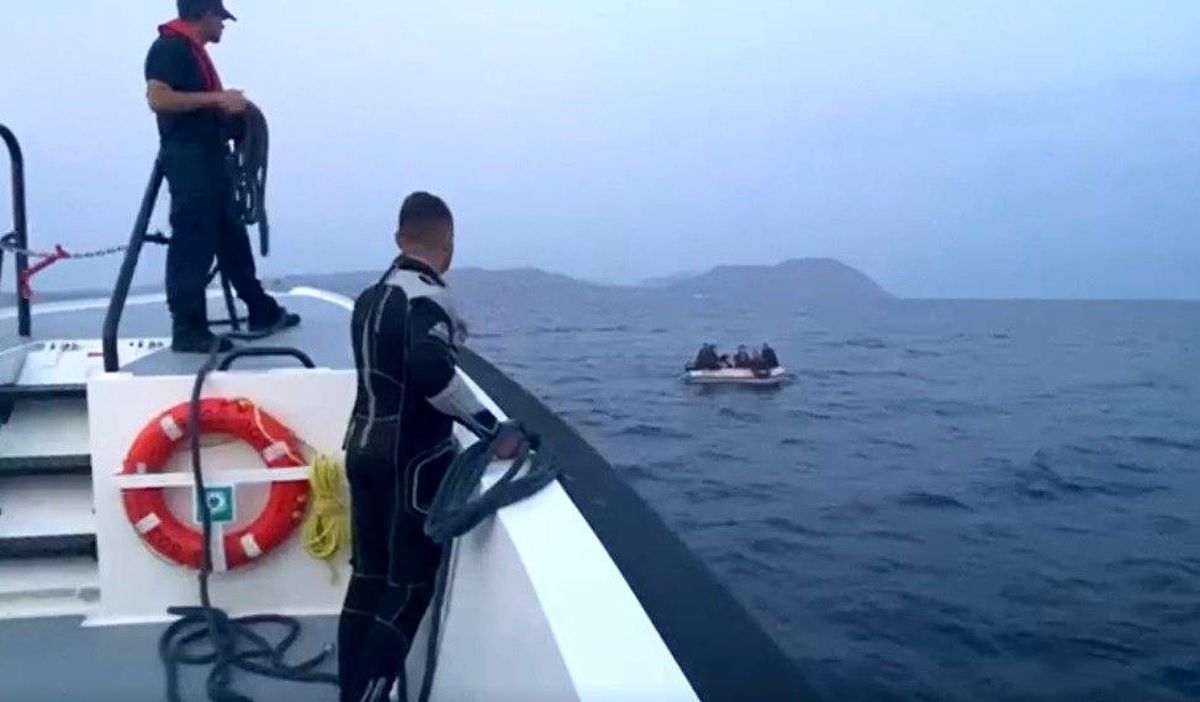 Çanakkale açıklarında sürüklenen bot içerisinde 10 düzensiz göçmen kurtarıldı