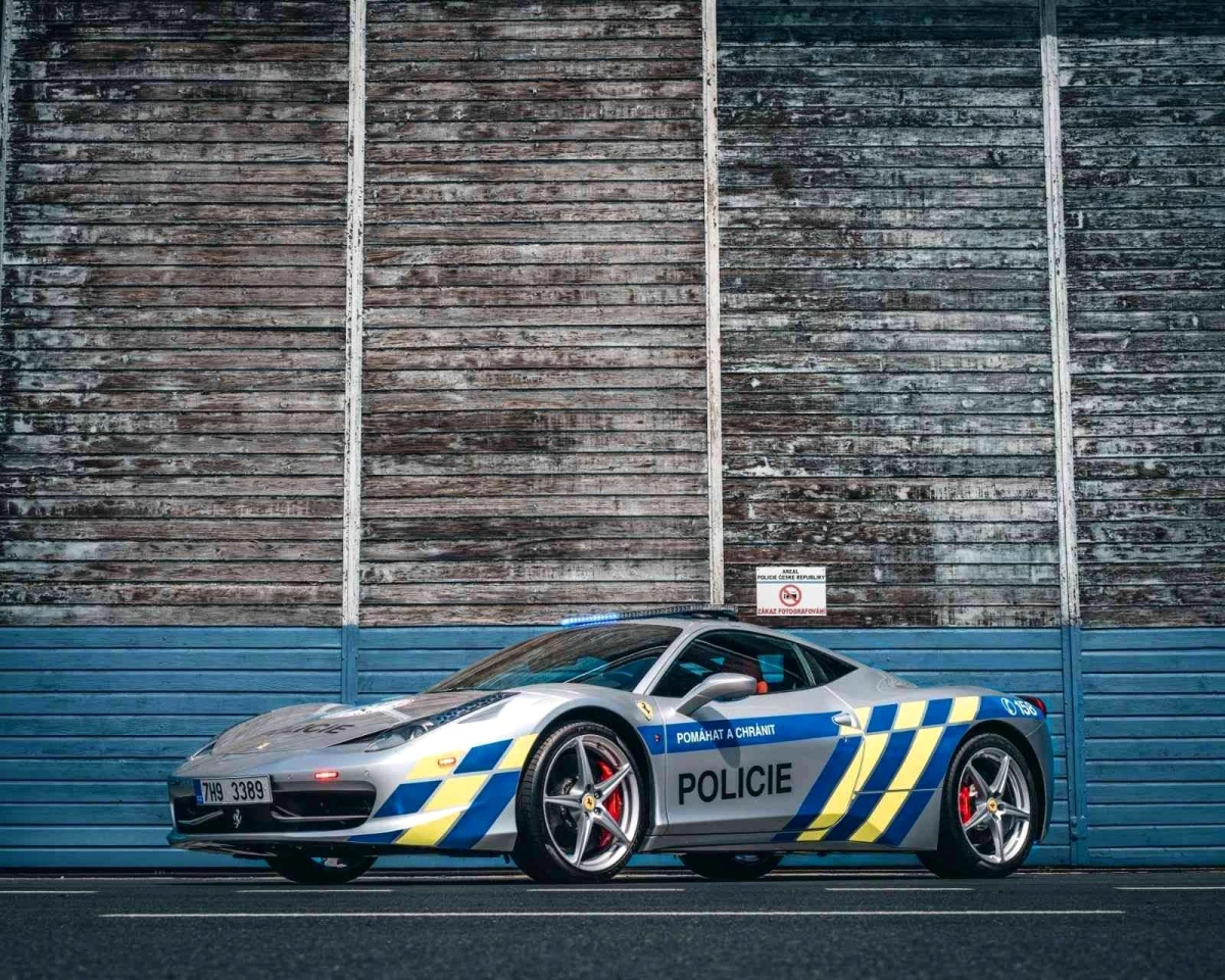 El konulan Ferrari\'yi 12 bin euro harcayıp polis aracına çevirdiler! Özel eğitimli görevliler kullanacak