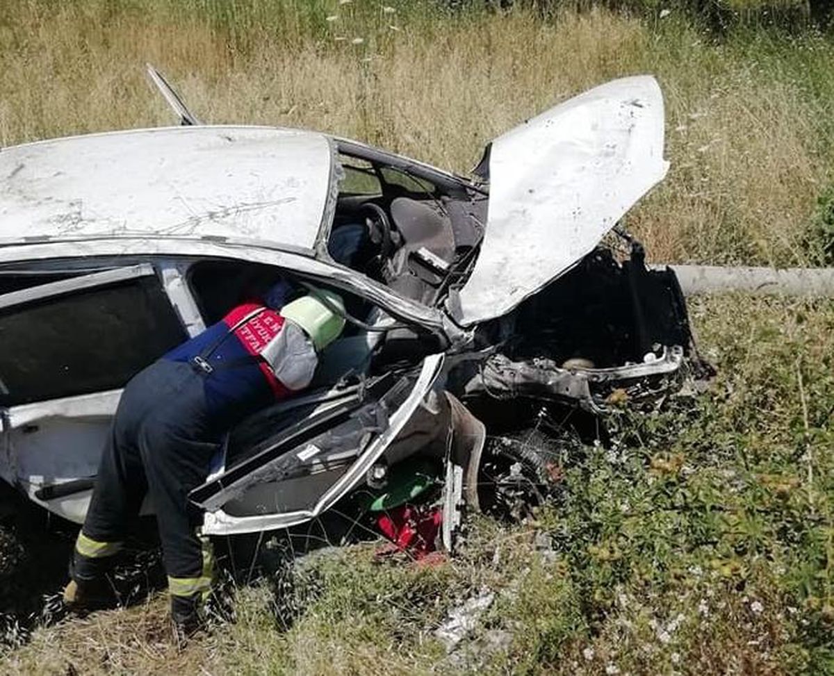 Otomobil, elektrik direğine çarptıktan sonra şarampole yuvarlandı: 2 ölü, 1 yaralı
