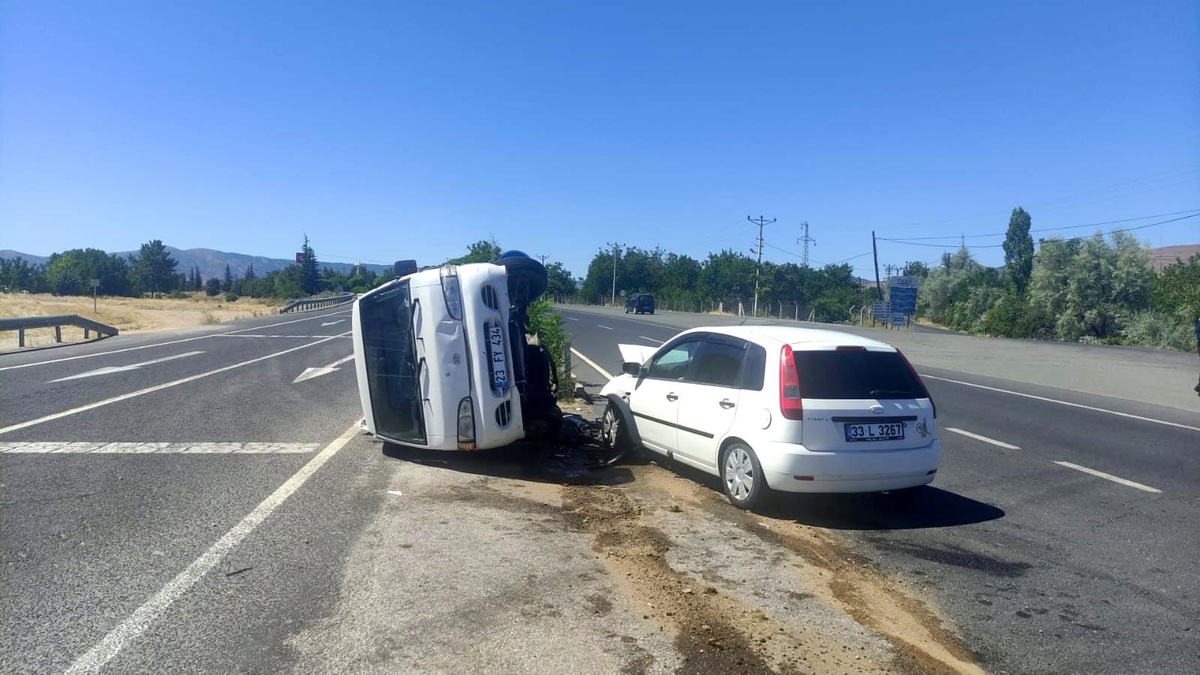 Elazığ\'da pikap ile kamyonet çarpıştı: 1 yaralı