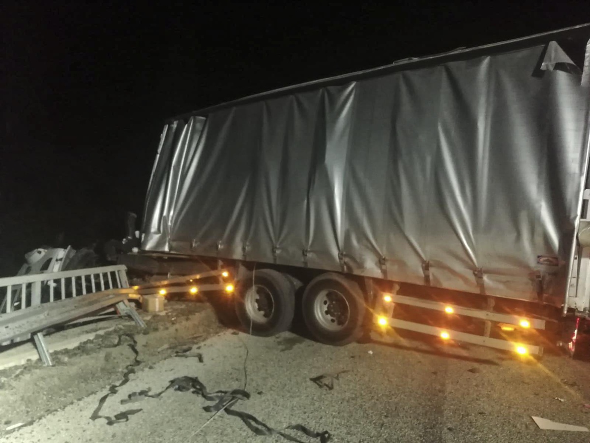 Erzurum\'daki trafik kazasında tırdan suya düşen 1 kişi öldü, 3 kişi yaralandı