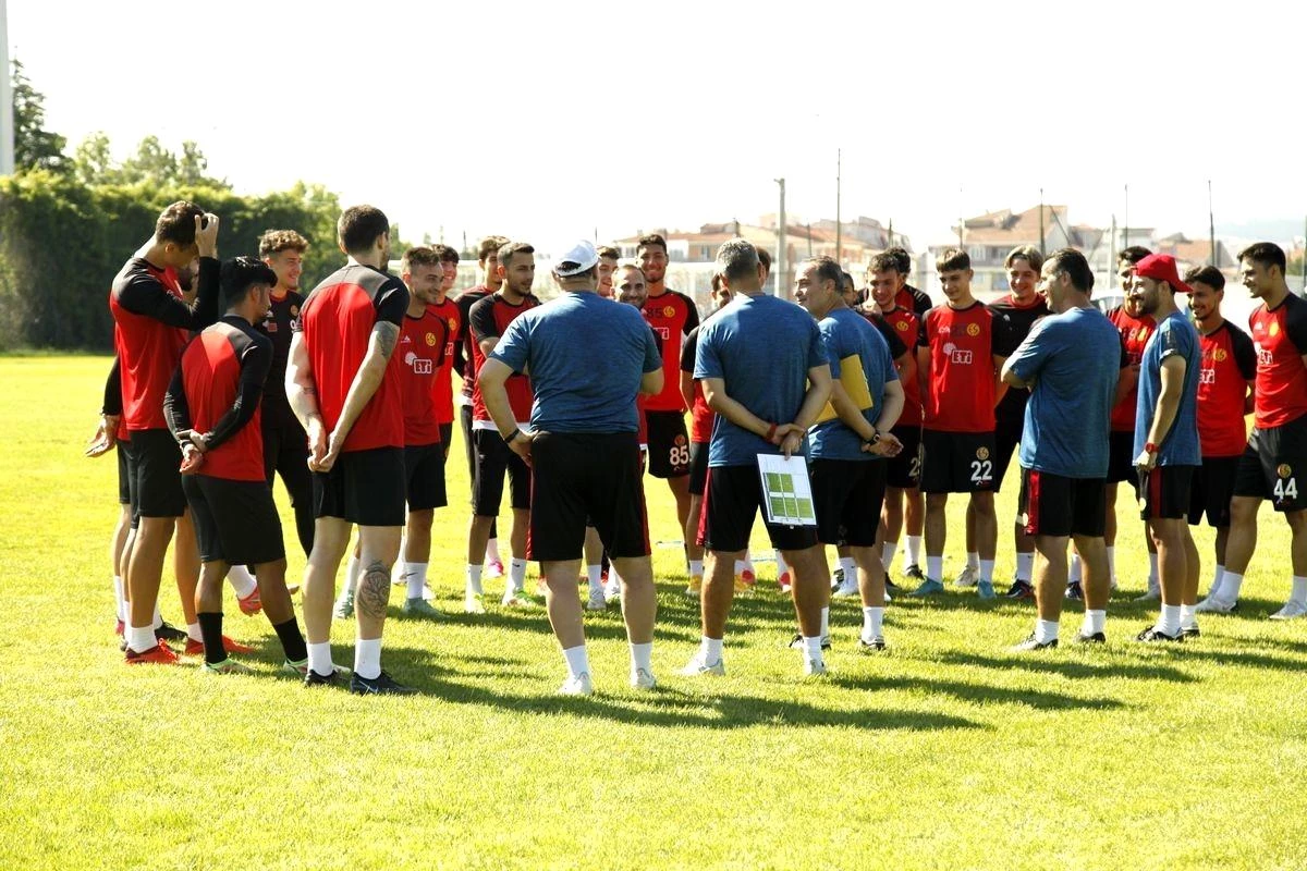 Eskişehirspor Teknik Direktörü Biçer: "Onur Arı\'nın şu an gitmesi söz konusu değil"