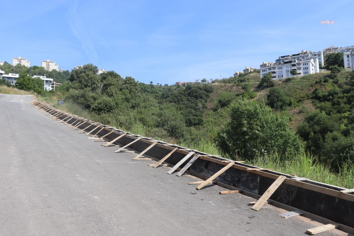 Gündoğdu\'nun Yollarına Beton Parapet Yapılıyor