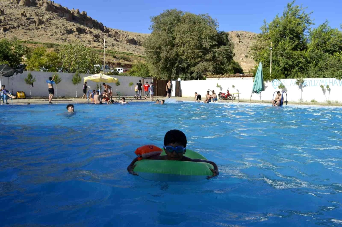 Hava sıcaklığının 45 dereceyi bulduğu Mardin\'de vatandaşlar havuza akın etti