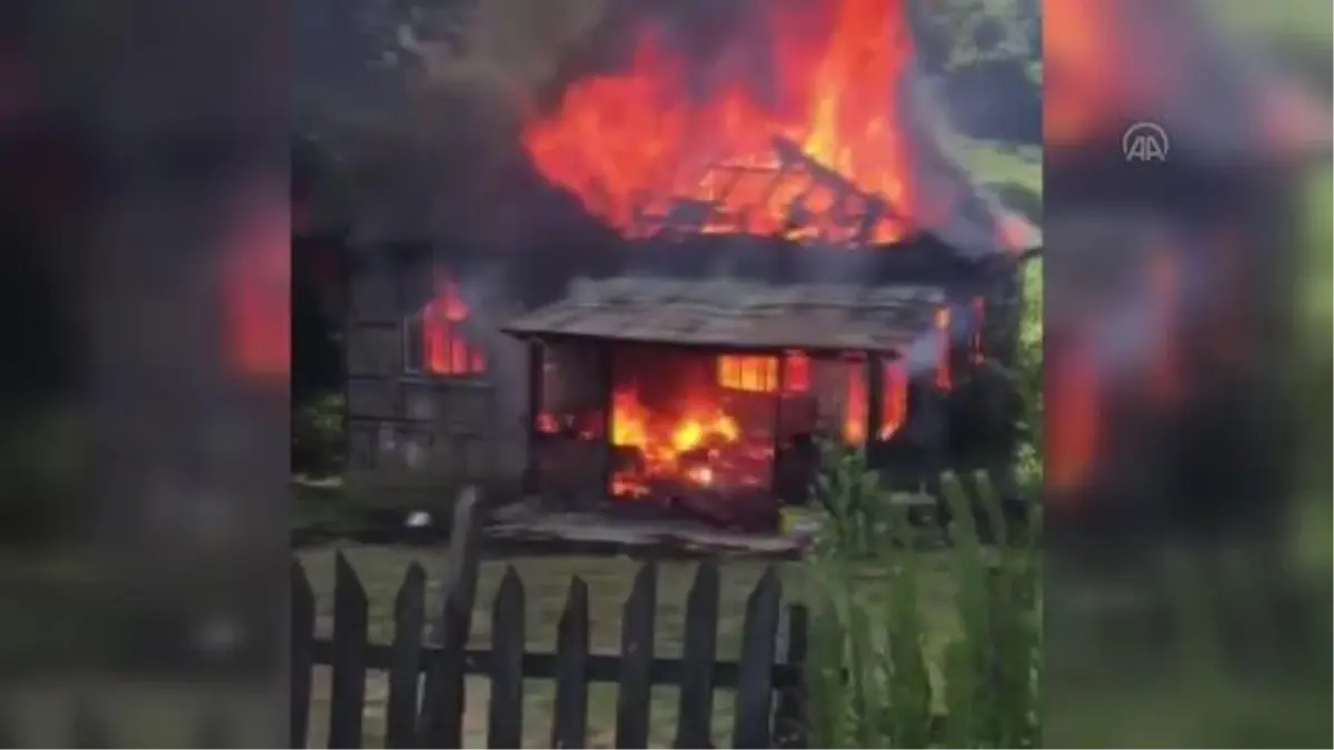 Düzce'de iki katlı ahşap ev yangında kullanılamaz hale geldi