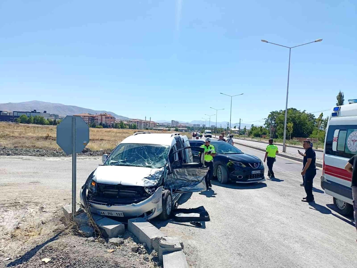 İki otomobil çarpıştı: 2 yaralı