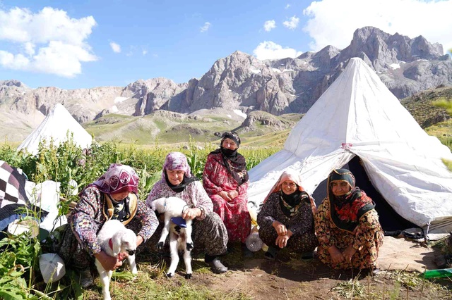 İlk kez fotoğraf makinası gören köy kadınlarının o halleri yürekleri ısıttı İlk kez fotoğraf makinası gören köy kadınlarının o halleri yürekleri ısıttı