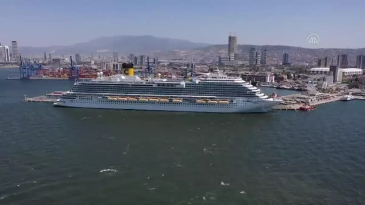 İtalya bayraklı kruvaziyer 1704 yolcusuyla İzmir Limanı\'na yanaştı