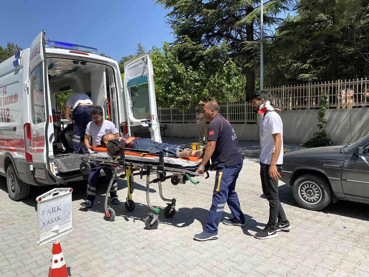 Konya\'da pikap traktöre bağlı saman balya makinesine çarptı: 3 yaralı