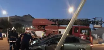 Köpeğe çarpmamak için manevra yapınca elektrik direğine çarptı