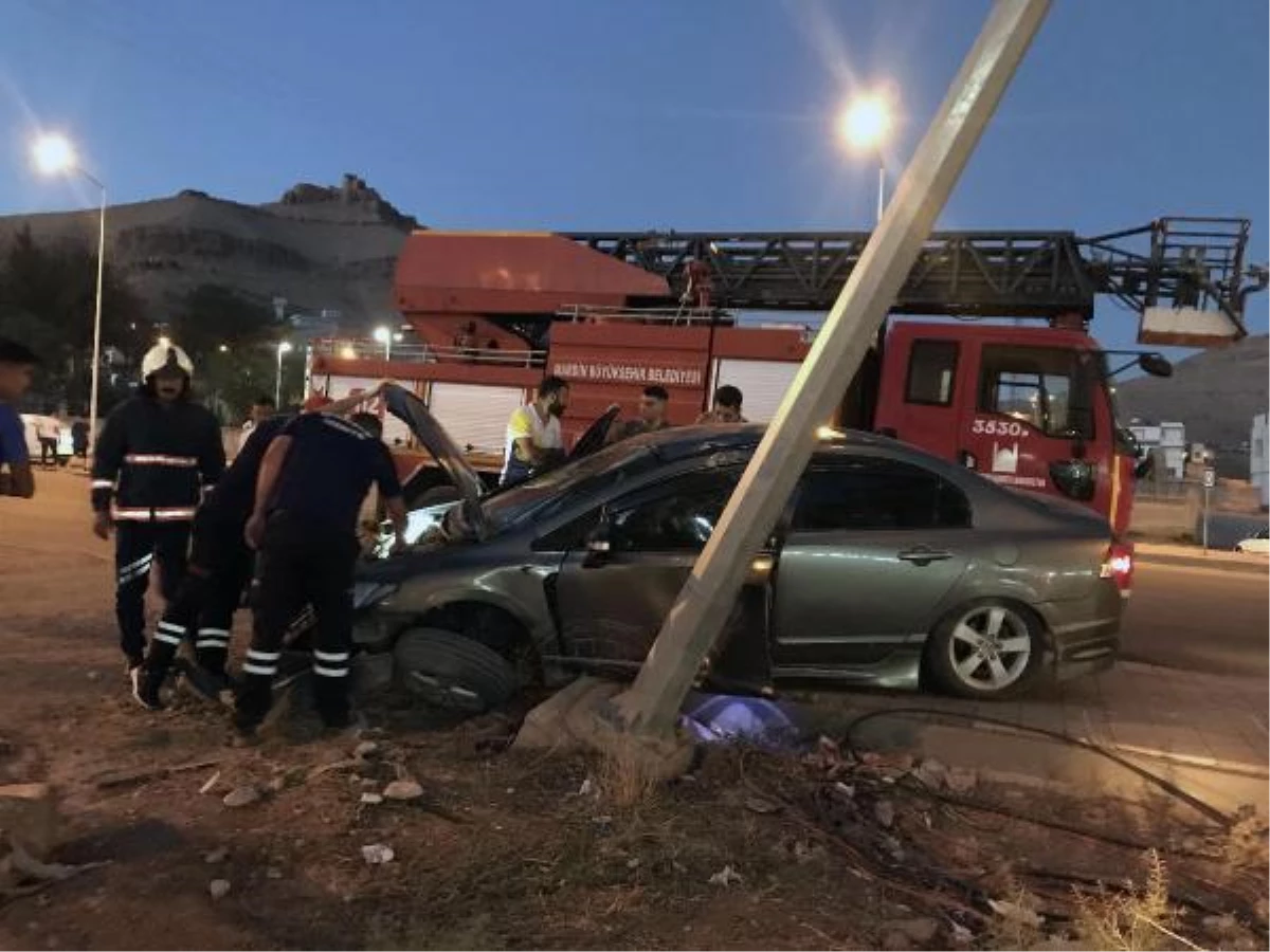 Köpeğe çarpmamak için manevra yapınca elektrik direğine çarptı