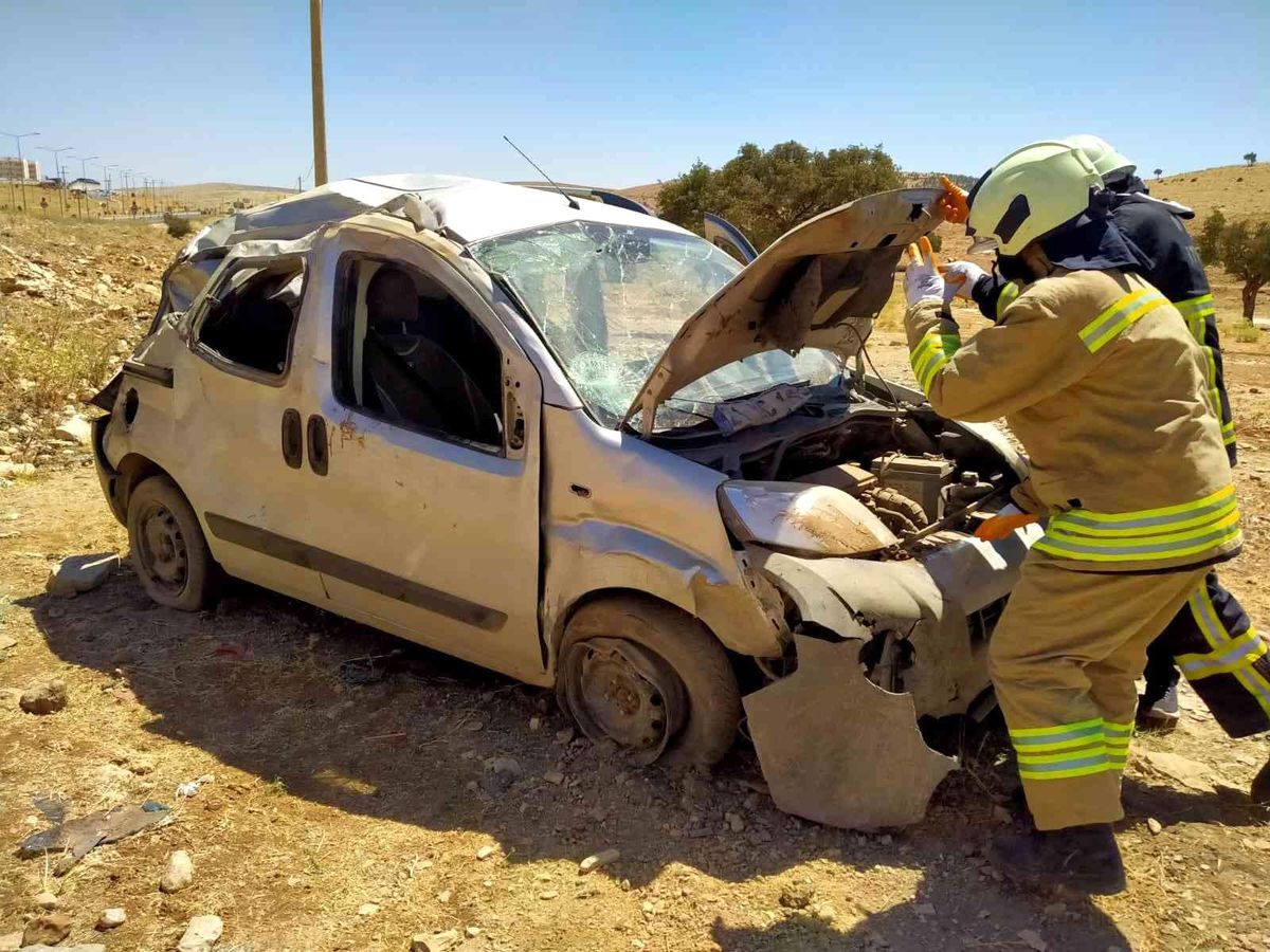 Mardin\'de hafif ticari araç yoldan çıktı: 3 yaralı