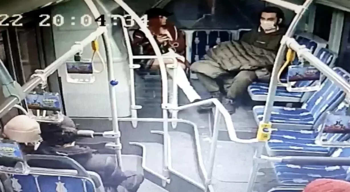 Metrobüste taciz iddiasına kadından tekme tokat dayak kamerada