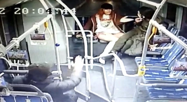 Metrobüste 'Taciz edildim' diye bağıran kız, yanındaki şahsı tekme tokat dövdü