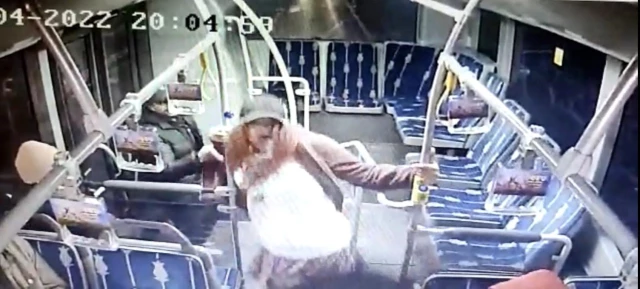Metrobüste 'Taciz edildim' diye bağıran kız, yanındaki şahsı tekme tokat dövdü