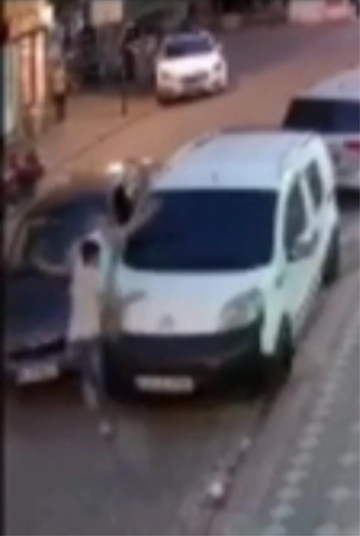 Zeytinburnu\'nda otomobiliyle çarptığı genci iki aracın arasına sıkıştırdı