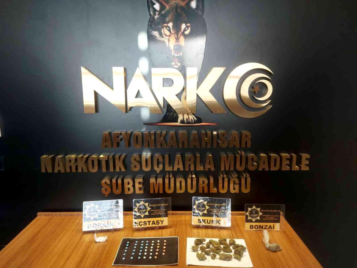Polis otomobilde değişik tür ve miktarlarda uyuşturucu ele geçirdi