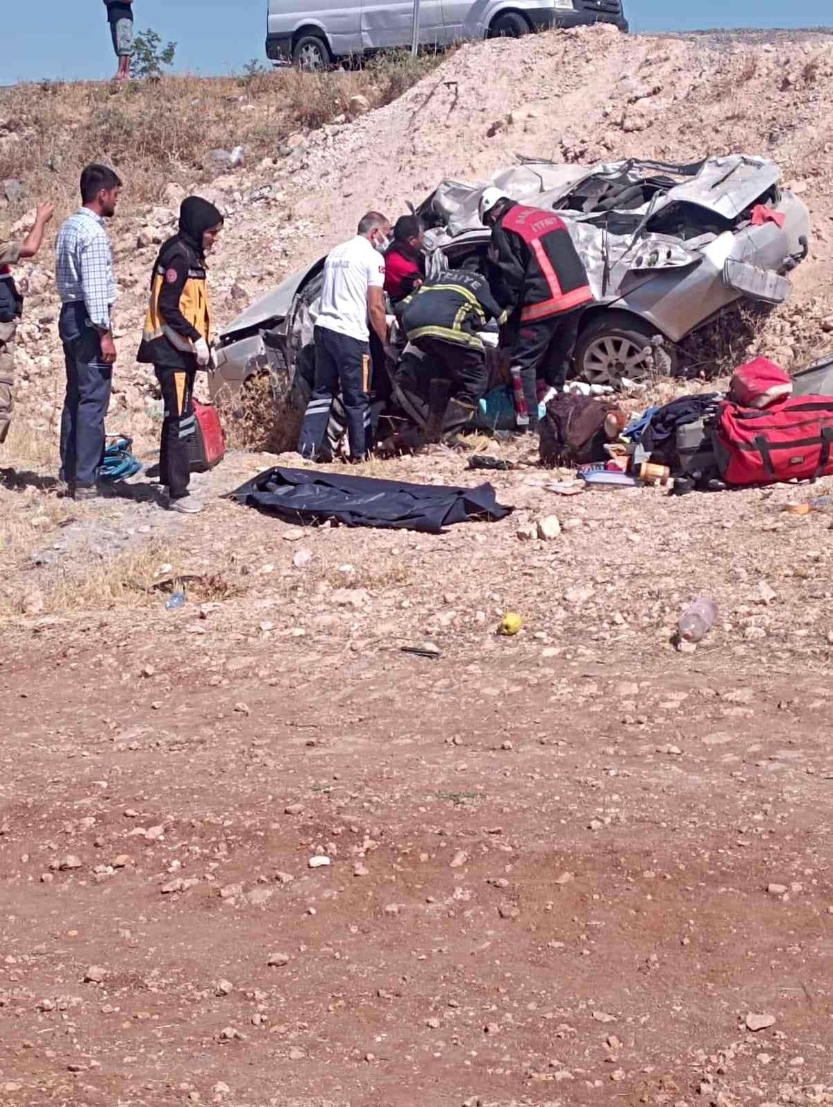 Şanlıurfa\'da şarampole devrilen otomobildeki 1 kişi öldü, 1 kişi yaralandı