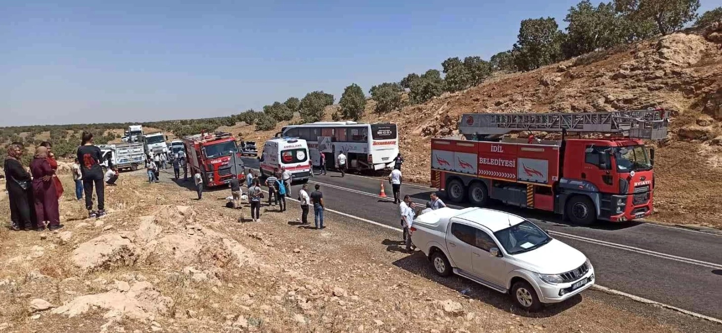 Şırnak\'ta yolcu otobüsü ile otomobil çarpıştı: 1 ölü, 12 yaralı