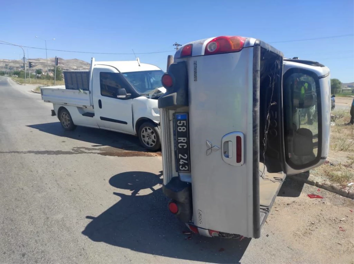 Sivas\'ta iki aracın çarpıştığı kazada 3 kişi yaralandı