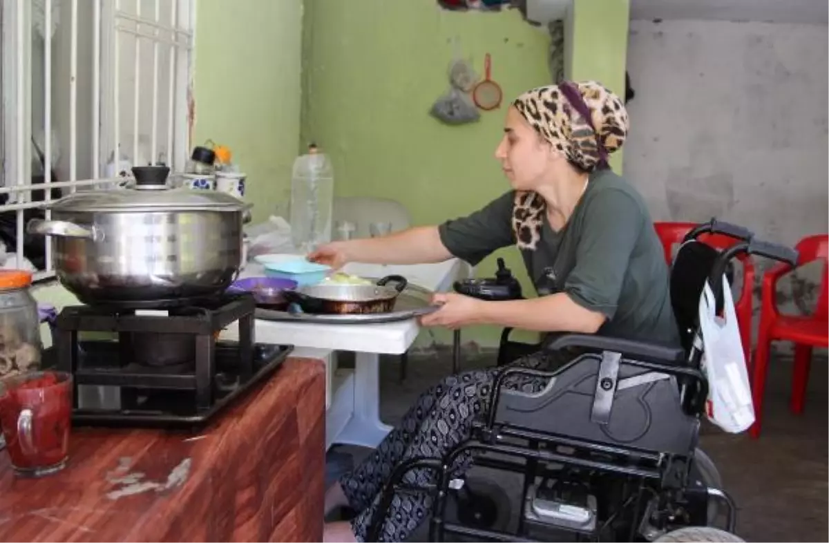 Tekerlekli sandalyesi mutfağa sığmayınca, 1'i engelli 2 çocuğuna yaz-kış avluda yemek yapıyor