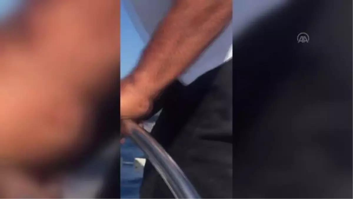 Tekneye taciz girişiminde bulunan Yunan botunu Türk Sahil Güvenlik botu uzaklaştırdı