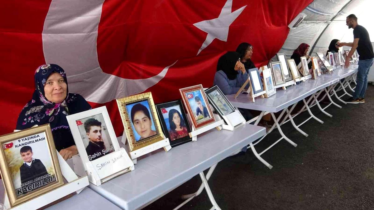 Terör mağduru ailelerin evlat nöbeti bin 57\'nci gününde