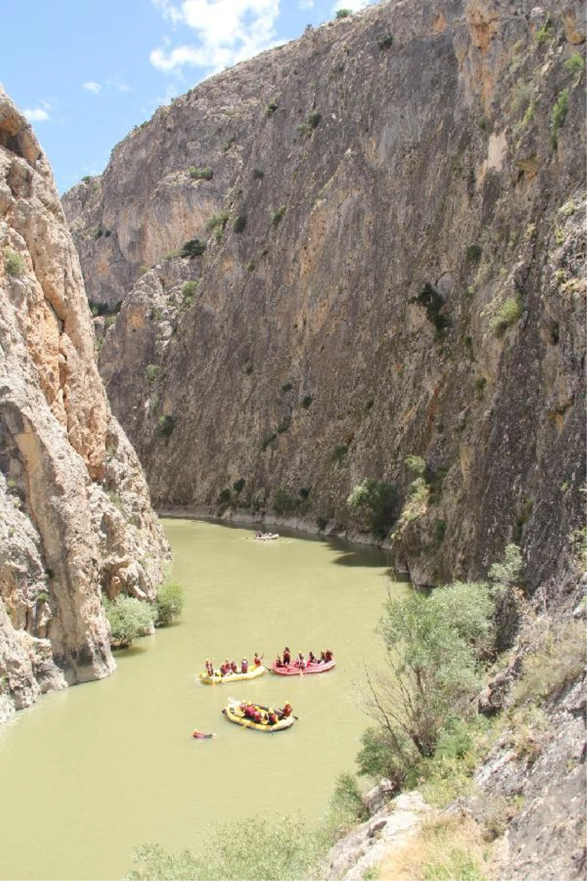 Turistlerin Karasu Nehri\'nde rafting keyfi