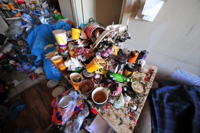 Türkiye'nin konuştuğu çöp evdeki Korece yazıların gizemi çözüldü Türkiye'nin konuştuğu çöp evdeki Korece yazıların gizemi çözüldü